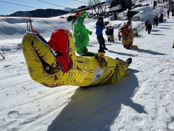 【迫力】広大なゲレンデを「恐竜」が爆走!! 人気スキー場の“超個性派イベント”が楽しい♪