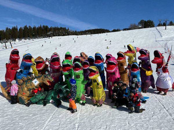 【迫力】広大なゲレンデを「恐竜」が爆走!! 人気スキー場の“超個性派イベント”が楽しい♪