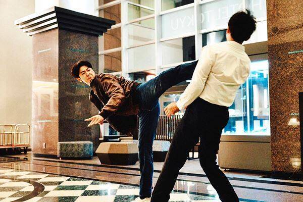 東方神起ユンホの華麗なハイキックも『TOKYO BURST-犯罪都市-』日韓最強バディの姿を捉えた場面写真公開