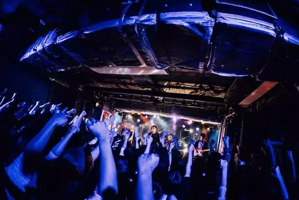 climbgrowとSIX LOUNGEが新宿・歌舞伎町の夜にロックンロールをぶち込んだ『climbgrow TWOMAN SHOW 「GIVING」』をレポート