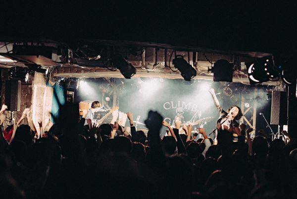 climbgrowとSIX LOUNGEが新宿・歌舞伎町の夜にロックンロールをぶち込んだ『climbgrow TWOMAN SHOW 「GIVING」』をレポート