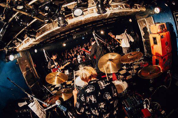 climbgrowとSIX LOUNGEが新宿・歌舞伎町の夜にロックンロールをぶち込んだ『climbgrow TWOMAN SHOW 「GIVING」』をレポート