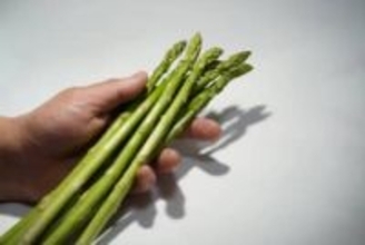 イギリスはアスパラを手で食べる？　“追いチーズご法度”の国とはドコ？　世界の「食事マナー」を調査