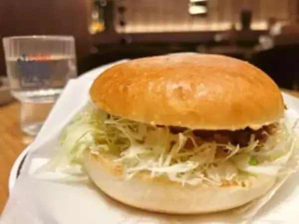 見た目は優等生、中身は刺激強め？　コメダ×ドムドム　台湾風“じわ辛バーガー”実食レポ