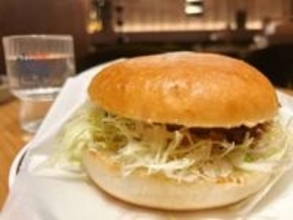 食べ進めるほどからくなる！　コメダ×ドムドム『台湾ミンチのコメドムバーガー』食べてみた