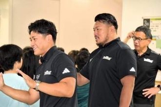 ラグビーのコベルコ神戸スティーラーズ　地元の小学校にリーグワン優勝を報告　見守り活動で交流続ける