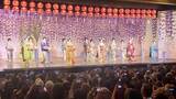 「『鴨川をどり』フィナーレ撮影、舞妓が手を振り...新たな演出に喝采！ 京の花街・先斗町歌舞練場」の画像1