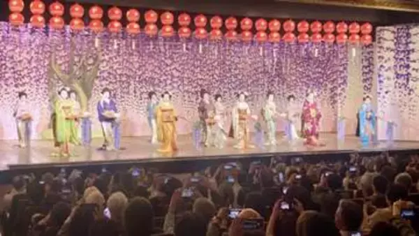 『鴨川をどり』フィナーレ撮影、舞妓が手を振り...新たな演出に喝采！ 京の花街・先斗町歌舞練場