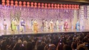 『鴨川をどり』フィナーレ撮影、舞妓が手を振り...新たな演出に喝采！ 京の花街・先斗町歌舞練場