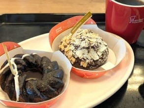 「5種類全部おいしい」「外まで行列」　SNSでも人気　ミスド×ゴディバのコラボドーナツ実食！