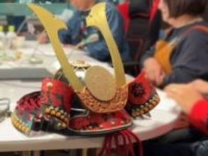 見た目はガチ！でも材料は“紙”？　兵庫県宍粟市で作られる「超軽量な甲冑」に人々の注目集まる