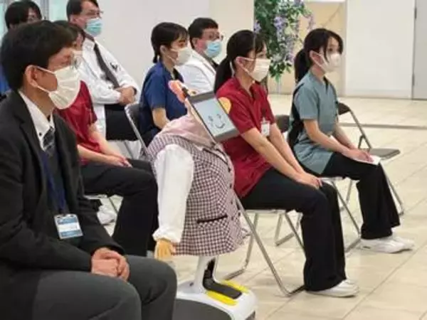 ロボットが病院の新入社員に　早速“研修”をスタート　背景に「2040年問題」への危機感