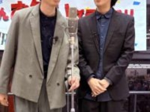 漫才師が「ど〜も〜」と出てきたときにセンターマイクを「クッ！クッ！」と上げ下げする理由って？