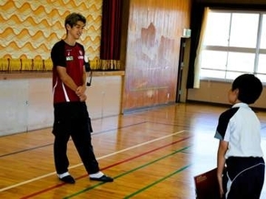 ヴィッセル神戸FW大迫勇也、小学校訪問で子どもたちにエール「楽しむことが上達への近道」