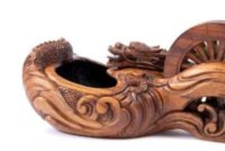 元は建築現場のもの　いつしか極上の芸術品に　国内外の100点ずらり　竹中大工道具館「墨壺百態」