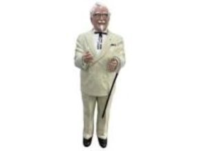 「度入りメガネ」「お座りスタイル」　店頭でおなじみ“カーネル立像”にまつわる5つのトリビア