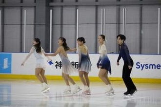 神戸唯一の通年型アイススケートリンク1周年　坂本花織さん・三原舞依さんらとお祝い