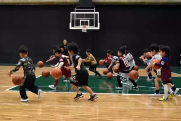 神戸のプロ2クラブ、ヴィッセルとストークスがコラボ　子どもたちがサッカーとバスケを同時体験