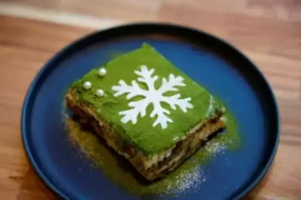 コーヒー農園でXmasメニュー 神戸「ネスカフェ三宮」コーヒーと抹茶のティラミス、意外とイケる