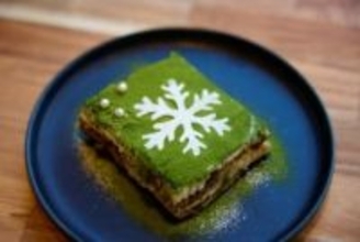 コーヒー農園でXmasメニュー 神戸「ネスカフェ三宮」コーヒーと抹茶のティラミス、意外とイケる