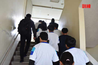 津波防災の日に「命を守る力」育む　兵庫・姫路の小学校で真剣避難訓練　バレー元代表も参加