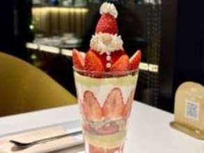 サンタがのぞく冬苺パフェが初登場！「GOKAN PARLOIR」のクリスマス限定スイーツ