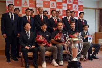コベルコ神戸スティーラーズ、神戸市に優勝報告　李承信「新神戸に降りたとき今までにない幸せ感じた」