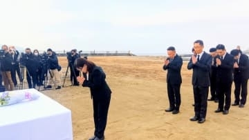 明石・大蔵海岸砂浜陥没事故24年 「安全・安心を基軸に」丸谷聡子市長ら献花、市民守る決意新たに
