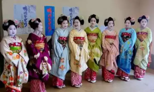 「『鴨川をどり』先斗町歌舞練場で衣装合わせ フィナーレ撮影もOK 初舞台の舞妓「きばっていきます」」の画像