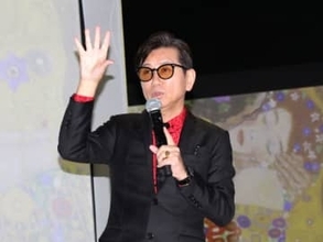 藤井フミヤさん「合う曲はTRUE LOVE？」　クリムト展で語る画家への思い　大阪で没入型展覧会