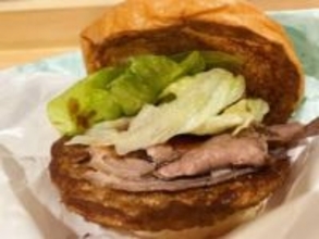 山わさびがツン！　ロッテリア『ローストビーフバーガー』は肉のうまみとサワークリームが絶妙