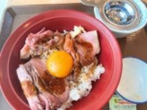 待ちに待った再販！　すき家『ローストビーフ丼』は、やわらか肉にニンニク醤油ダレが決め手