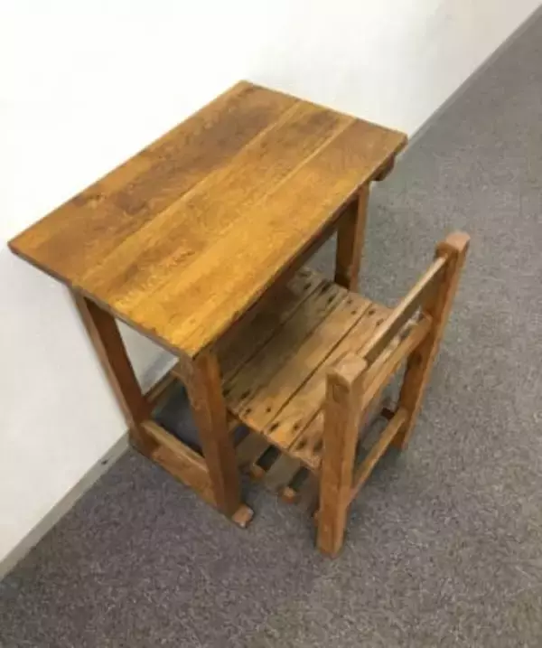 昭和っぽい『いたずら』アレコレ　ブーブークッション、ガムパッチン…学校の机は落書きだらけ!?