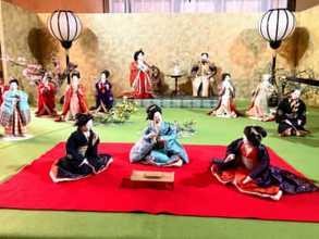 豪華絢爛のお雛さま 洋装の明治天皇、桜を愛でる… 芦屋・ヨドコウ迎賓館「雛人形展」