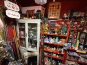足を踏み込んだ瞬間“異世界”広がる雑貨店『奇貨屋白昼夢』謎のスイッチ、日本人形、フグのライト!?
