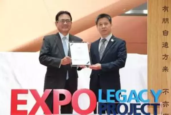 『友あり 遠方より来たる』 中国館の外壁、関西空港・国際線到着フロアへ《Expo Legacy》