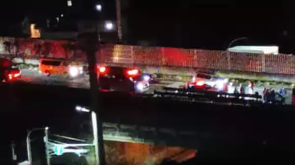 西広島バイパスで工事規制中のトラックに車が衝突　工事関係者５人がけが　広島市