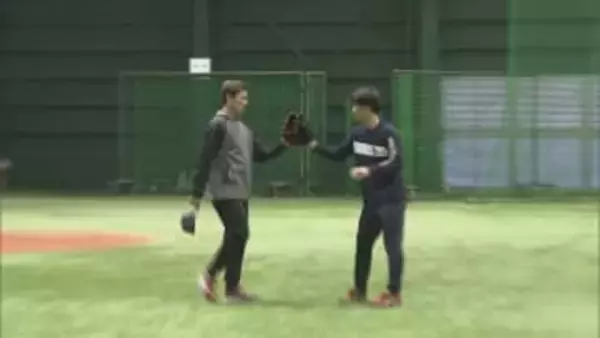 カープ栗林と森浦が自主トレでともに汗流す　先発転向の栗林は「プロ1年目の気持ちでやりたい」