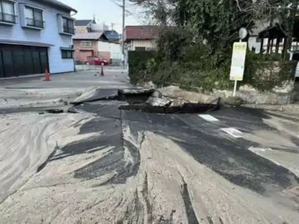 水道管に亀裂で漏水　広島県呉市の一部で断水続く　5900世帯9100人に影響　市内11カ所に給水拠点設置　付近の小中学校計４校が16日は臨時休校に　広島