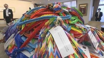7万9904羽の折り鶴を寄贈「もっと世界が平和に」シェラトングランドホテル広島総支配人が松井市長訪問