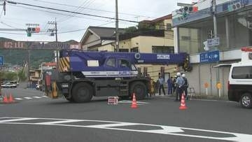 クレーン車が建物に衝突　広島県呉市の国道31号　運転手(50代)は事故直前に意識を失っていたか　搬送先の病院で死亡確認　現場付近が一時通行止めに