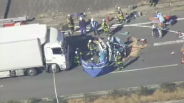 【速報】「運転席まで潰れている」と通報　トラック2台と軽乗用車の玉突き事故　軽運転の30代女性を救助　尾道バイパスで事故　広島