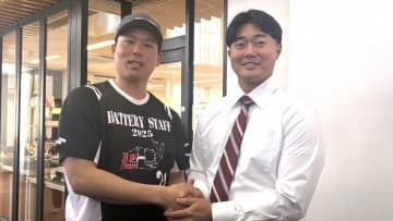 【カープ新人入寮】栗林「守護神目指して頑張って」　カープドラ4工藤と握手交わす