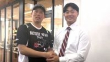 栗林「守護神目指して頑張って」　カープドラ4工藤と握手交わす