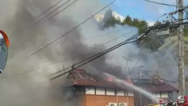 「建物から火が出ている。逃げ遅れがいる」東広島市の住宅で火事　５時間後に鎮火も住宅は全焼　焼け跡からは１人の遺体
