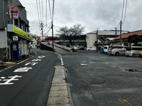 「車と歩行者の接触事故」駅前のロータリーを出た際に高齢女性をはねたか　女性は重体で搬送されるも死亡を確認　広島県東広島市
