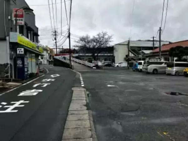 「車と歩行者の接触事故」駅前のロータリーを出た際に高齢女性をはねたか　女性は重体で搬送されるも死亡を確認　広島県東広島市