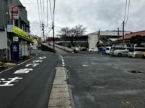 「車と歩行者の接触事故」駅前の駐車場を出た際に高齢女性をはねたか　女性は重体で搬送されるも死亡を確認　広島県東広島市