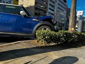 車が路面電車の軌道を超えて反対車線を飛び出し街路樹に衝突か　広島市中心部の国道で単独事故　運転手の高齢女性がけが