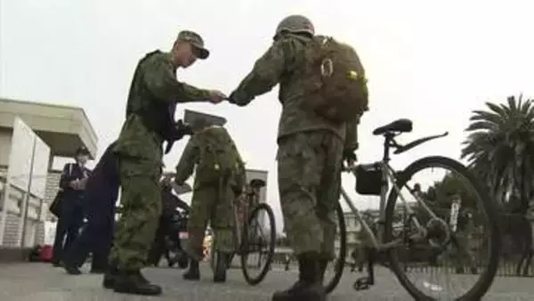 警察×陸上自衛隊 自転車の自転車の青切符制度について合同で広報活動 春の交通安全運動に合わせて 広島・海田市駐屯地